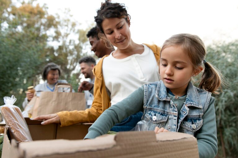 voluntarios-de-tiro-medio-con-donaciones